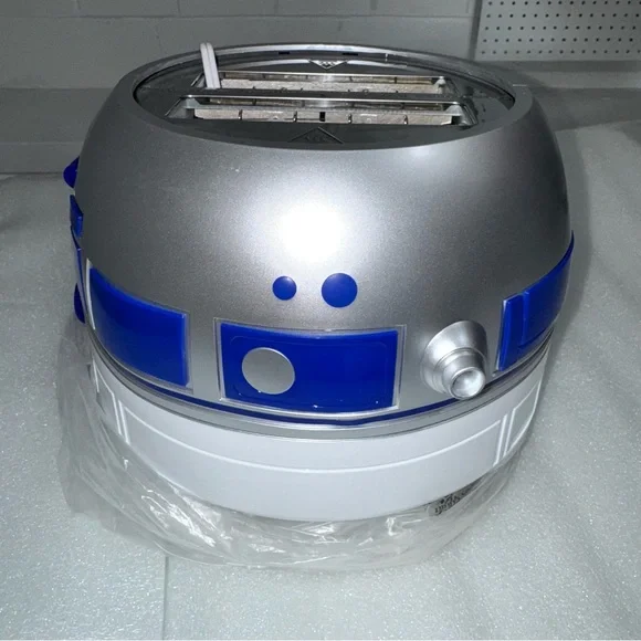 NEW Star Wars R2-D2 Deluxe Toaster with Lights and Sounds!